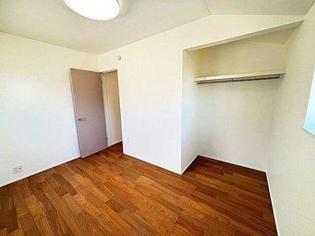 扉を開け閉めする動作が省けるオープンクローゼット。収納しているものが一目で分かり、毎日のコーディネートが楽になります。