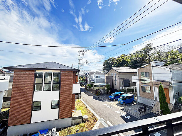 爽やかな風が吹き抜けるバルコニーから、落ち着いた住宅街の景色が広がります。