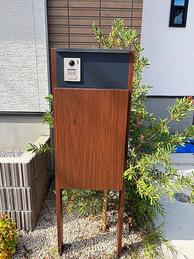 外出中でも荷物を受け取れる便利な宅配ボックス付き。再配達の依頼など煩わしさを解消します。