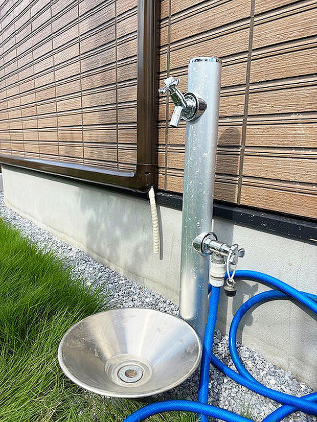 洗車や植栽への水やり、夏の打ち水など様々なシーンで活躍する外水栓。