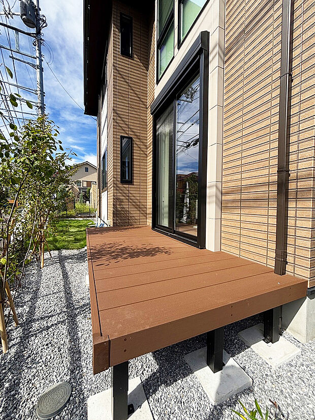 リビングから続くウッドデッキは、まさにアウトドアリビング。休日の家族の時間を爽やかに彩ります。
