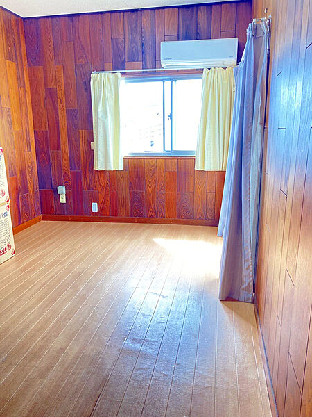 2階洋室6帖北西側家具の色を選ばないシンプルな色合いの室内。家具の材質も楽しめそうです。