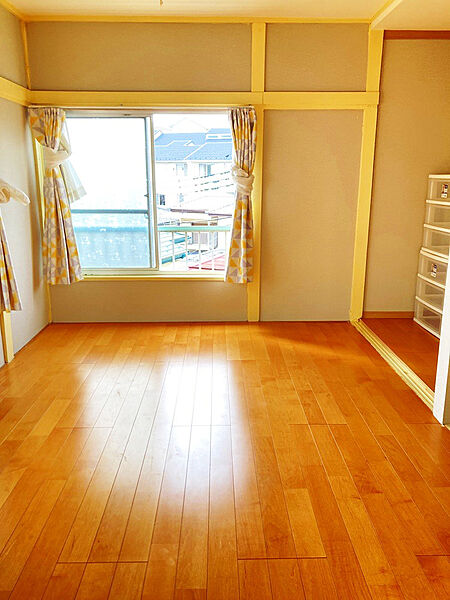 2階洋室6帖南側住まう方自身でカスタマイズして頂けるようにシンプルにデザインされた室内。家具やレイアウトでお好みの空間を創りあげられます。