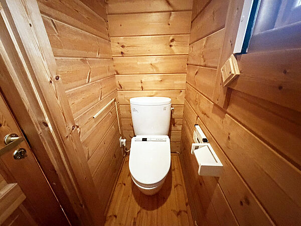 2Ｆトイレ窓付きで自然換気ができます。