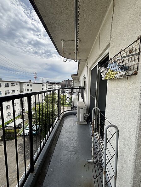 爽やかな風が吹き抜けるバルコニーから、落ち着いた住宅街の景色が広がります。