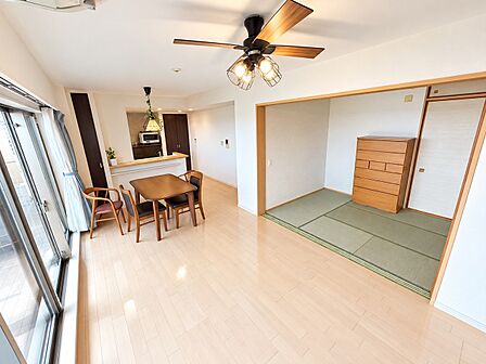 冬でも足元ぽかぽかの床暖房！空気を汚さず小さなお子様のいるご家族にも安心です。AI加工により家具など消しています。