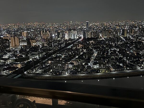 目の前を遮るものがなく、夜景がそのままインテリアの一部になります。