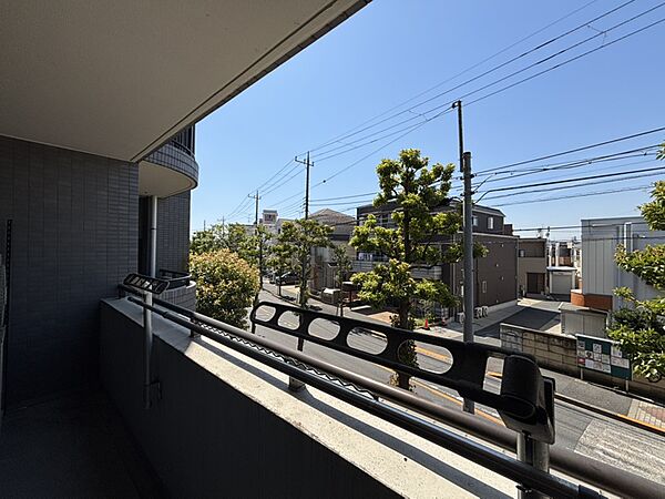 前面が道路のため、圧迫感のないすっきりとした眺望！