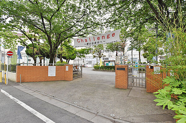 【蒲原中学校】昭和32年創立。人間としての尊厳を確立し、世界にはばたく人となる国民を育成するため、「健康」「明るく楽しく」「少しずつ賢くなる」の3つを教育目標としています。