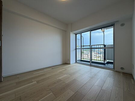 ・自然光が差し込む心地よいリビング