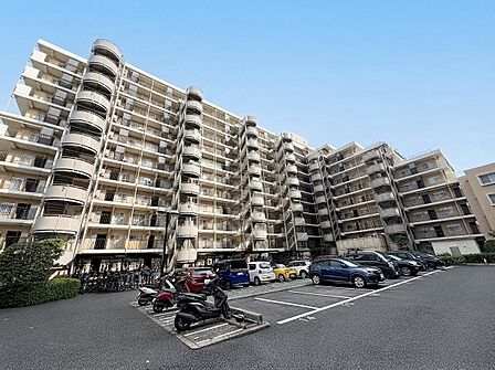 ・落ち着いた街並みに調和する、存在感のあるマンション外観