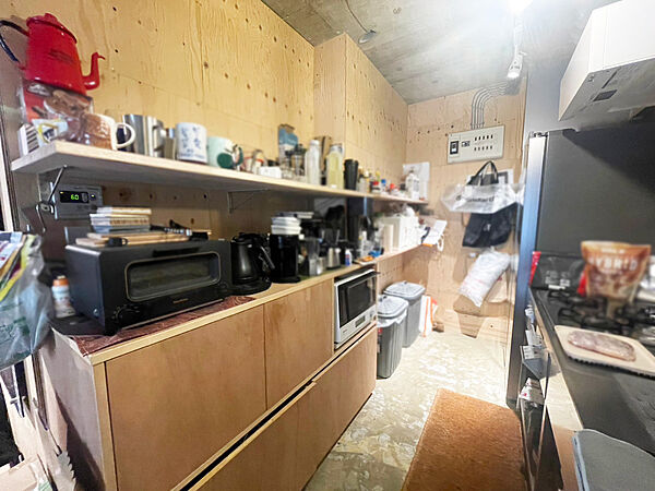 キッチン、3口コンロ。《2026年8月撮影》