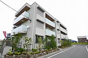  築6年8ヶ月 3階建の賃貸物件