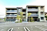  築1年9ヶ月 3階建の賃貸物件