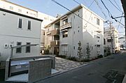 加美駅より徒歩10分 築10年2ヶ月 3階建の賃貸物件