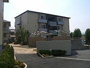 亀岡駅より徒歩10分 築12年7ヶ月 3階建の賃貸物件