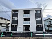 長岡駅より徒歩23分 築3年7ヶ月 3階建の賃貸物件