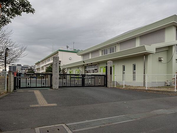 桶川市立桶川小学校 930m