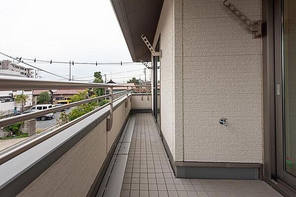 南向きバルコニーは2部屋から出入り可能で、物干し金物を備えています。室内から直接アクセスでき、洗濯物を干す際の動線が整った設計です。※家具は付帯しておりません。