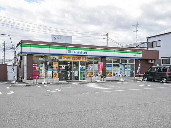 ファミリーマート川越的場店 ■食料品や日用品の調達に加え、公共料金支払い・ATMなど幅広いサービスに対応しています。 300m