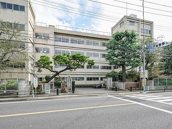 川越市立霞ケ関中学校 ■体育部や文化部など多彩な部活動があり、生徒は協力する力やリーダーシップを養いながら、自分の興味や個性を伸ばすことができます。 1700m