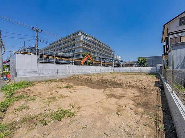 ■南側前面道路からの土地写真幼稚園、小学校、中学校などの教育機関をはじめ、スーパー、コンビニ、ドラッグストアなどの買い物スポットも徒歩10分以内です！