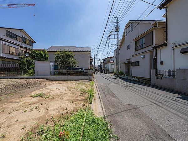 ■南側前面道路南側が道路に面しています！幅員は約5.4ｍあります。平坦な道路につき、車や自転車、ベビーカーでのご移動もスムーズです。