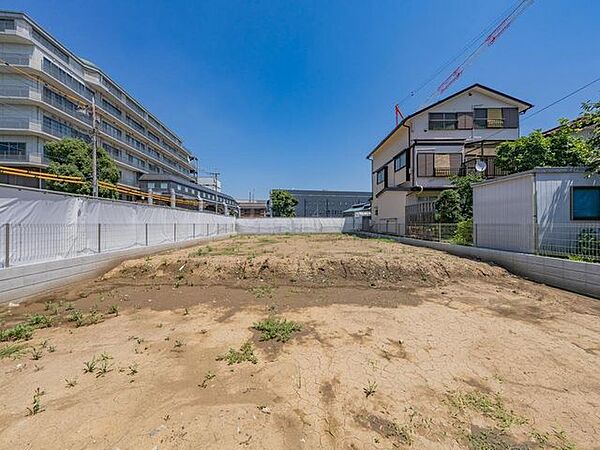 ■南側前面道路からの土地写真周辺は第二種住居地域に指定されている住宅街です。