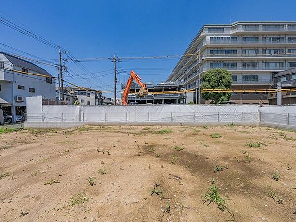 ■東側からの土地写真容積率は200％。