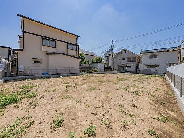 ■西側からの土地写真周囲には既に建物があり、陽当りや窓の位置を考慮したプランニングが可能です。