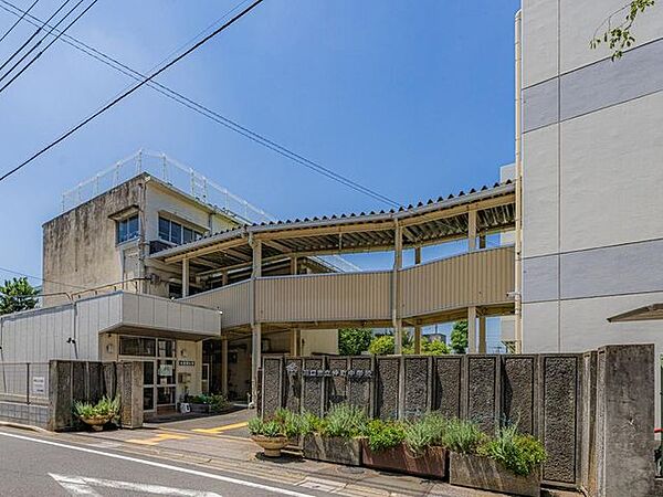 川口市立仲町中学校 640m