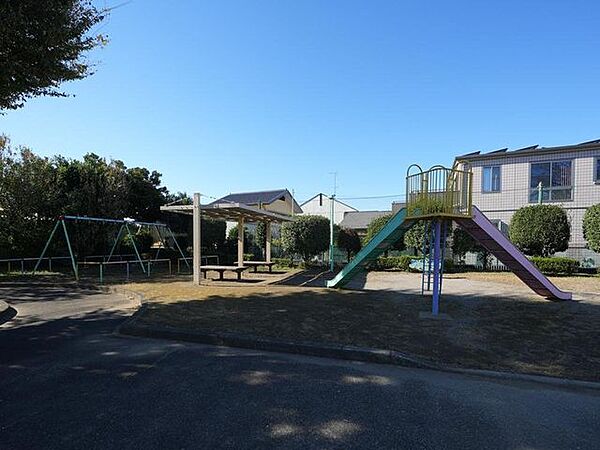 みつわ公園 ■ベンチや遊具を備えた公共公園です。広場や歩道を活用して、子どもたちの遊びや軽い運動が行えるスペースが確保されており、地域住民の日常的な憩いの場として利用されています。 340m