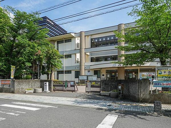 さいたま市立桜木中学校 ■ICT環境を整備し、1人1台端末を活用した学習体制を導入。基礎学力の定着と表現力の育成に取り組む公立中学校です。 1320m