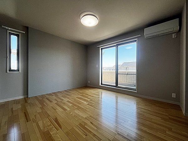 落ち着いたクロスを使用した2階主寝室。バルコニーに隣接し、自然光が差し込むため、明るく開放的な空間です。