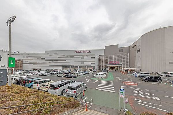 ■徒歩約13分に位置するイオンモール高崎です。ファッション、飲食、日用品など幅広い店舗が揃い、家族での買い物や外出にも対応できる大型商業施設です。 1000m