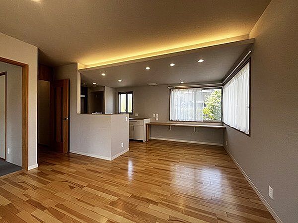 キッチンを対面式に変更し、ダイニングと一体化した開放的なLDK。横並びの配置で配膳や片付けもスムーズです。