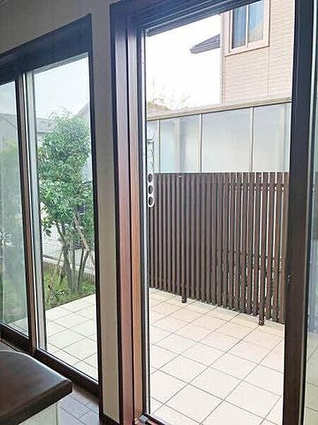 テラス物干し、ゴミ出しスペース、ＢＢＱ等多目的に利用できます。