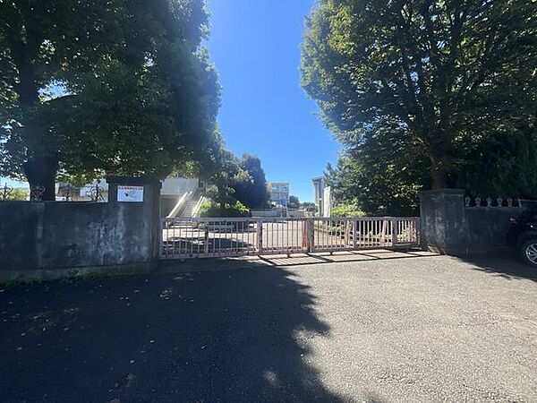 三芳町立三芳東中学校 徒歩3分。 200m