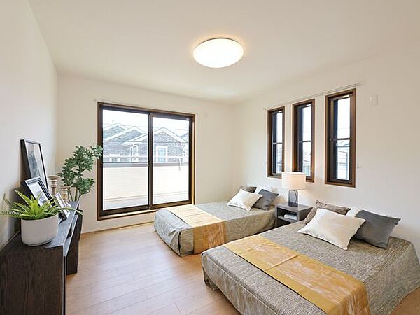 2階約8.9帖の洋室は、各居室の中で最も広さを確保した主寝室向きの空間。南向きバルコニーに面し、採光と通風を取り込みやすい居室です。※家具は付帯しておりません。