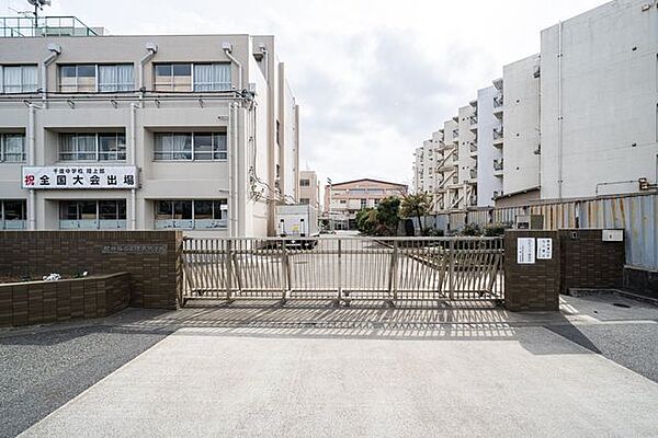 世田谷区立千歳中学校 ■世田谷区内に位置する公立中学校です。「襷」【大切にする、素直・正直、気づく】という基本ルールに基づいた指導が行われています。 1200m