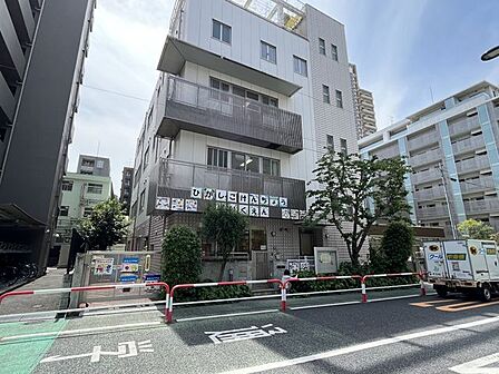 東五軒町保育園 徒歩3分。毎日送り迎えを行う保護者の方にも負担の少ない距離◎基本開所時間は平日07:15～18:15。延長保育なども対応されています。 240m