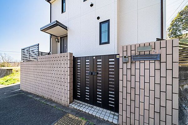 ■玄関玄関前には防犯性を高める門扉を設置。ポーチまでのアプローチに安心感があり、来客時の動線も整った落ち着きある玄関まわりです。