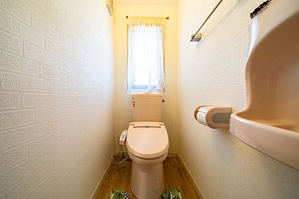 ■1階トイレシンプルで清潔感のあるトイレです。温水洗浄便座のため、寒い季節も快適にご使用いただけます。手洗い場が設置されているため衛生面も安心です。換気用の窓も付いています。
