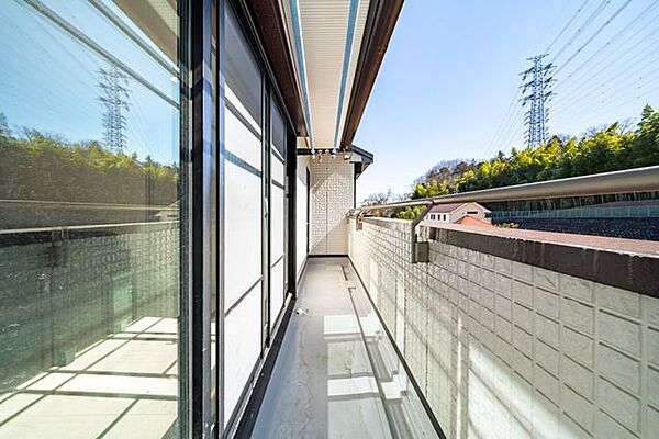 ■バルコニー南向きのバルコニーは、2階リビングと隣接洋室のどちらからも出入り可能。さらに屋上へ続く階段もあります。