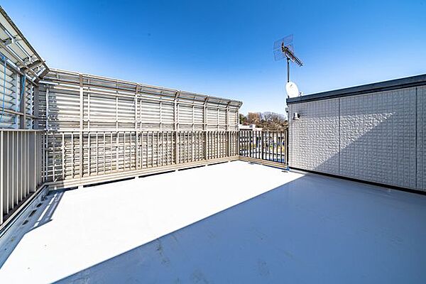 ■屋上屋上スペースは、2026年2月に防水シートを交換済みで安心して利用できます。グルニエも備わり、季節用品の収納にも便利。外時間を楽しめる心地よい空間です。