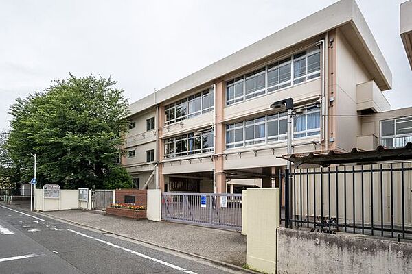 東村山市立東村山第六中学校 徒歩約15分。緑の残る住宅地に位置する公立中学校です。近隣には多磨全生園があり、地域との関わりも感じられる環境です。 1200m