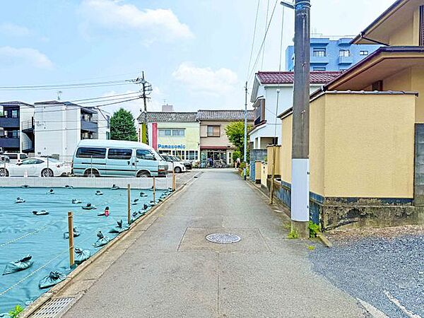 前面道路を含む外観