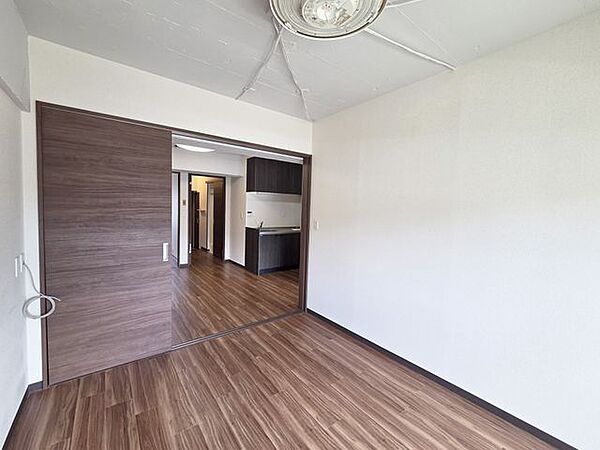 【洋室(南)/約5.4帖】DKと緩やかに繋がる洋室。寛ぎの空間や、趣味のスペースなど様々な用途で活用可能。ライフスタイルの変化にも柔軟に対応できそうです。
