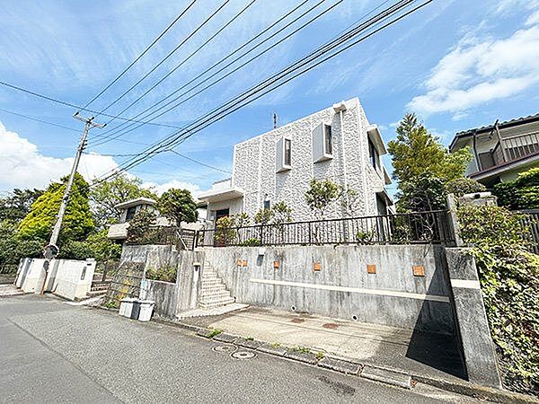 【現地外観写真】2線2駅利用可能！京急本線「京急富岡」駅まで徒歩17分の立地です。小・中学校などの教育施設や買い物施設が徒歩15分圏内に揃う子育て世帯にもおすすめな住環境です。/2026年4月撮影