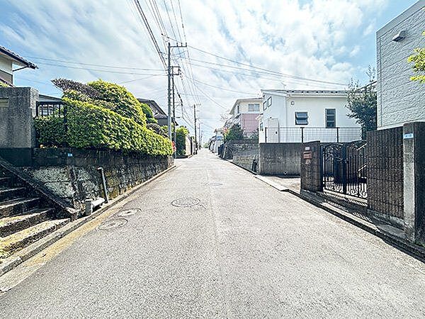 【前面道路】第一種低層住居専用地域内に位置します。前面道路は車通りが少なく穏やかな暮らしが叶いそうです。/2026年4月撮影